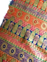 〔1m切り売り〕インドのゴージャス刺繍伝統模様布〔109cm〕 - 緑×青×赤×ピンク系の商品写真