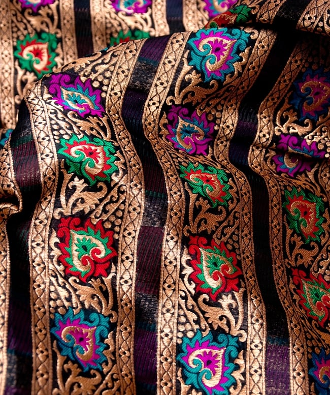 〔1m切り売り〕インドのゴージャス刺繍伝統模様布〔157cm〕 - ゴールド×カラフル系 2 - 拡大写真です。独特な雰囲気があります。