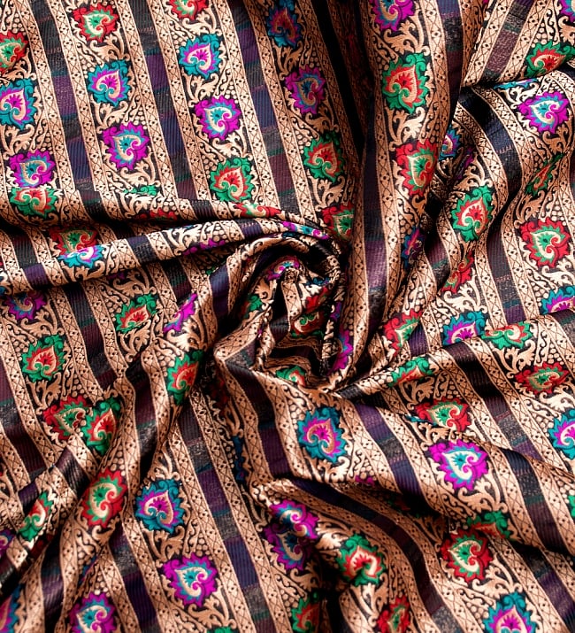 〔1m切り売り〕インドのゴージャス刺繍伝統模様布〔157cm〕 - ゴールド×カラフル系 3 - 布をくるりと渦のようにしてみたところです。