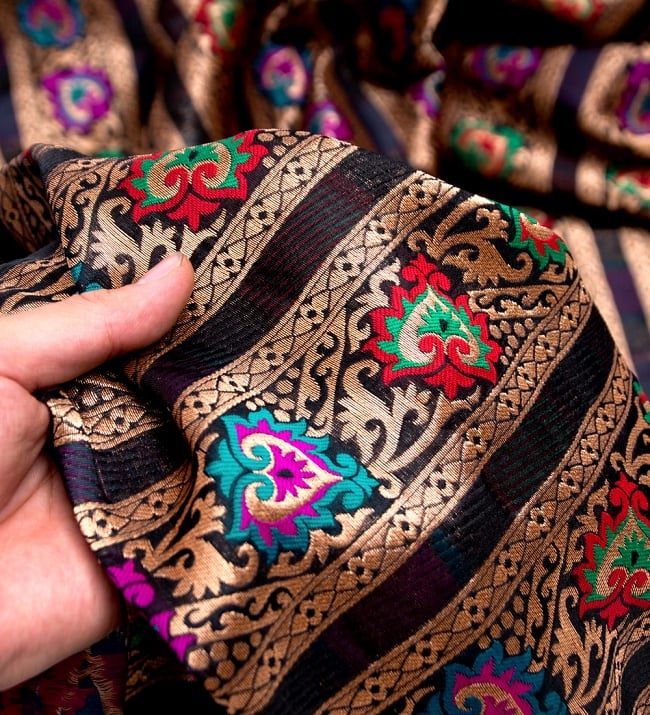 〔1m切り売り〕インドのゴージャス刺繍伝統模様布〔157cm〕 - ゴールド×カラフル系 5 - このような感じの生地になります。手芸からデコレーション用の布などなど、色々な用途にご使用いただけます！