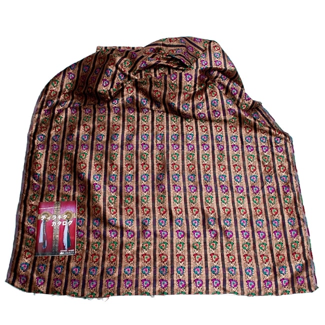 〔1m切り売り〕インドのゴージャス刺繍伝統模様布〔157cm〕 - ゴールド×カラフル系 6 - 布を広げてみたところです。横幅もしっかり大きなサイズ。布の上に置かれているのはサイズ比較用の当店A4サイズカタログです。