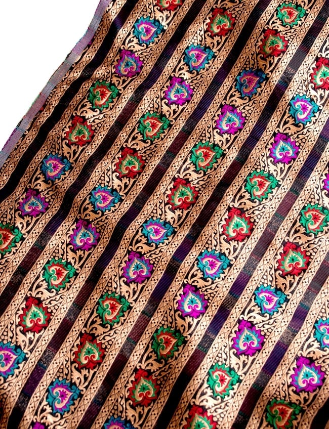 〔1m切り売り〕インドのゴージャス刺繍伝統模様布〔157cm〕 - ゴールド×カラフル系の写真1枚目です。インドからやってきた切り売り布です。切り売り,計り売り布,布 生地,アジア布,手芸,生地,アジアン,ファブリック,テーブルクロス,ソファーカバー