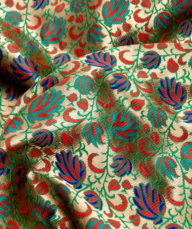 〔1m切り売り〕インドのゴージャス刺繍伝統模様布〔111cm〕 - ゴールド×緑×赤×青系 2 - 拡大写真です。独特な雰囲気があります。