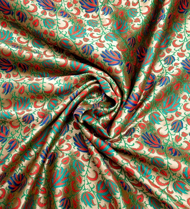 〔1m切り売り〕インドのゴージャス刺繍伝統模様布〔111cm〕 - ゴールド×緑×赤×青系 3 - 布をくるりと渦のようにしてみたところです。