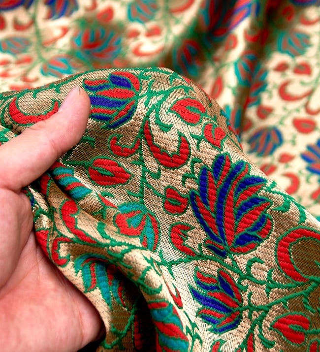 〔1m切り売り〕インドのゴージャス刺繍伝統模様布〔111cm〕 - ゴールド×緑×赤×青系 5 - このような感じの生地になります。手芸からデコレーション用の布などなど、色々な用途にご使用いただけます！