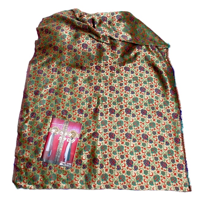 〔1m切り売り〕インドのゴージャス刺繍伝統模様布〔111cm〕 - ゴールド×緑×赤×青系 6 - 布を広げてみたところです。横幅もしっかり大きなサイズ。布の上に置かれているのはサイズ比較用の当店A4サイズカタログです。