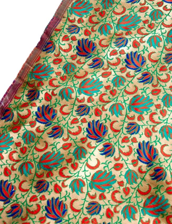 〔1m切り売り〕インドのゴージャス刺繍伝統模様布〔111cm〕 - ゴールド×緑×赤×青系の写真1枚目です。インドからやってきた切り売り布です。切り売り,計り売り布,布 生地,アジア布,手芸,生地,アジアン,ファブリック,テーブルクロス,ソファーカバー