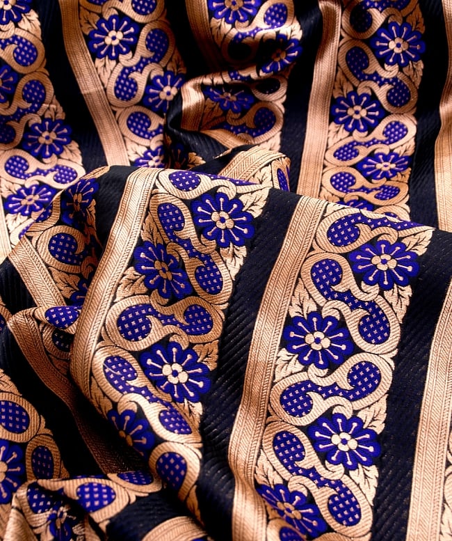〔1m切り売り〕インドのゴージャス刺繍伝統模様布〔130cm〕 - ゴールド×紫系 2 - 拡大写真です。独特な雰囲気があります。