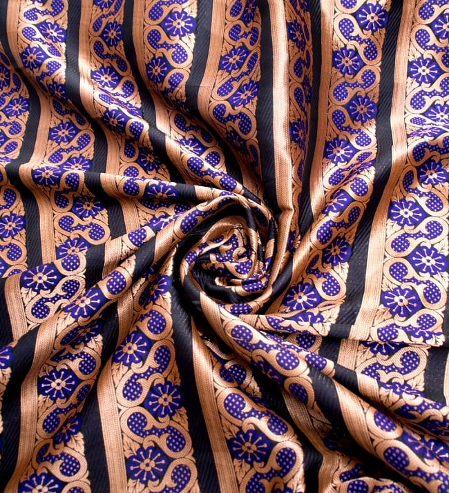 〔1m切り売り〕インドのゴージャス刺繍伝統模様布〔130cm〕 - ゴールド×紫系 3 - 布をくるりと渦のようにしてみたところです。