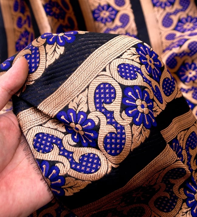 〔1m切り売り〕インドのゴージャス刺繍伝統模様布〔130cm〕 - ゴールド×紫系 5 - このような感じの生地になります。手芸からデコレーション用の布などなど、色々な用途にご使用いただけます！
