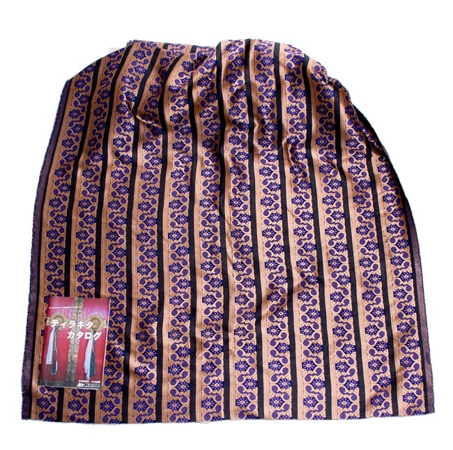 〔1m切り売り〕インドのゴージャス刺繍伝統模様布〔130cm〕 - ゴールド×紫系 6 - 布を広げてみたところです。横幅もしっかり大きなサイズ。布の上に置かれているのはサイズ比較用の当店A4サイズカタログです。