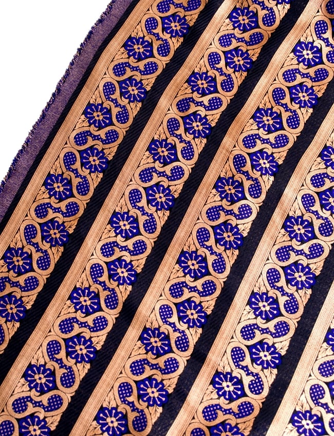 〔1m切り売り〕インドのゴージャス刺繍伝統模様布〔130cm〕 - ゴールド×紫系の写真1枚目です。インドからやってきた切り売り布です。切り売り,計り売り布,布 生地,アジア布,手芸,生地,アジアン,ファブリック,テーブルクロス,ソファーカバー