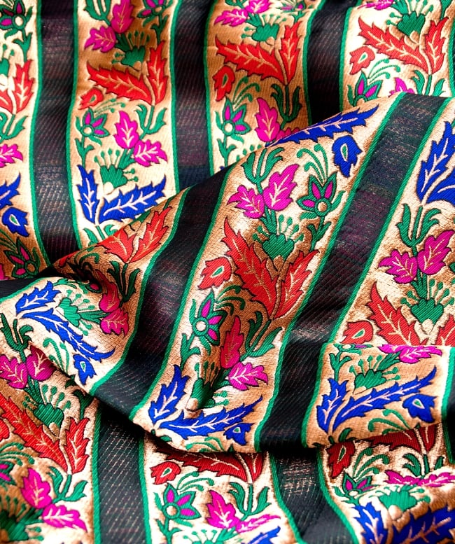 〔1m切り売り〕インドのゴージャス刺繍伝統模様布〔113cm〕 - ゴールド×カラフル系 2 - 拡大写真です。独特な雰囲気があります。