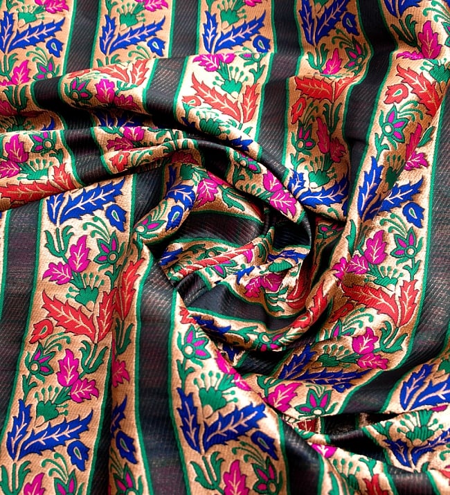 〔1m切り売り〕インドのゴージャス刺繍伝統模様布〔113cm〕 - ゴールド×カラフル系 3 - 布をくるりと渦のようにしてみたところです。