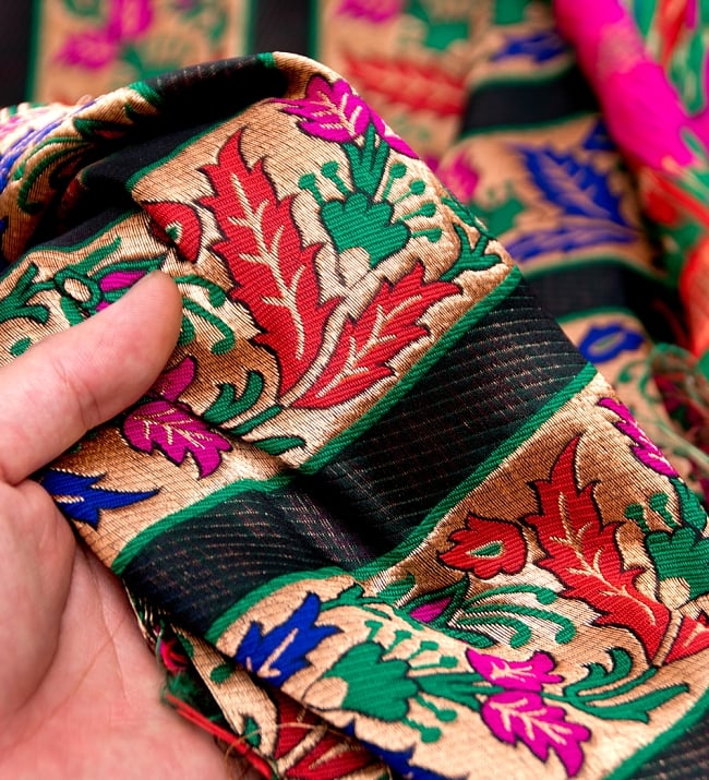 〔1m切り売り〕インドのゴージャス刺繍伝統模様布〔113cm〕 - ゴールド×カラフル系 5 - このような感じの生地になります。手芸からデコレーション用の布などなど、色々な用途にご使用いただけます！