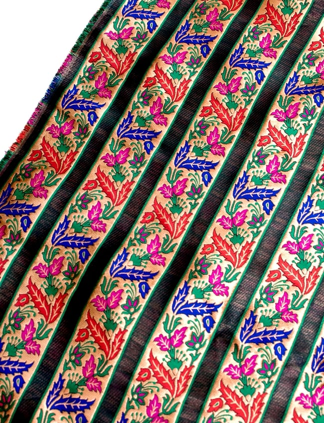 〔1m切り売り〕インドのゴージャス刺繍伝統模様布〔113cm〕 - ゴールド×カラフル系の写真1枚目です。インドからやってきた切り売り布です。切り売り,計り売り布,布 生地,アジア布,手芸,生地,アジアン,ファブリック,テーブルクロス,ソファーカバー