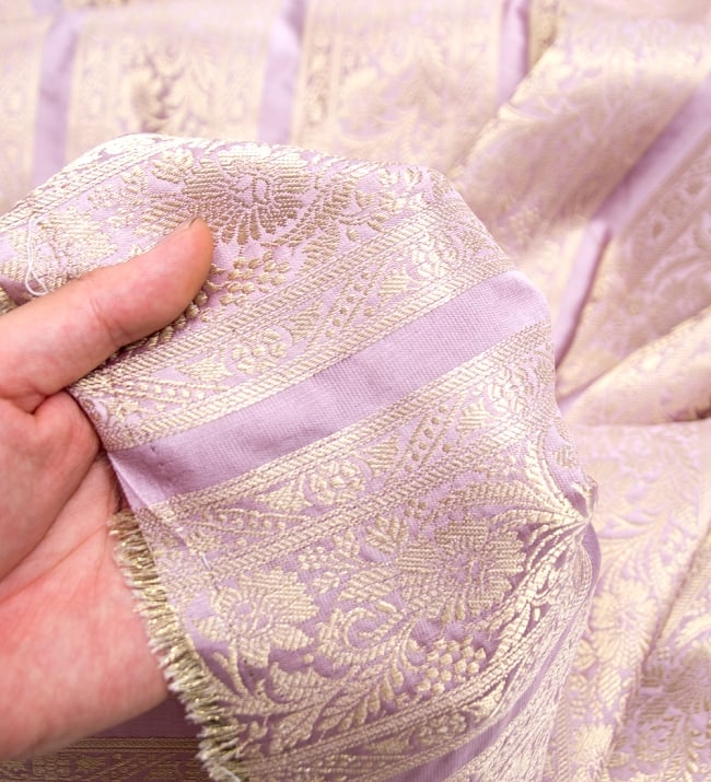 〔1m切り売り〕インドの伝統模様布〔102cm〕 - 薄ピンク系 5 - このような感じの生地になります。手芸からデコレーション用の布などなど、色々な用途にご使用いただけます！