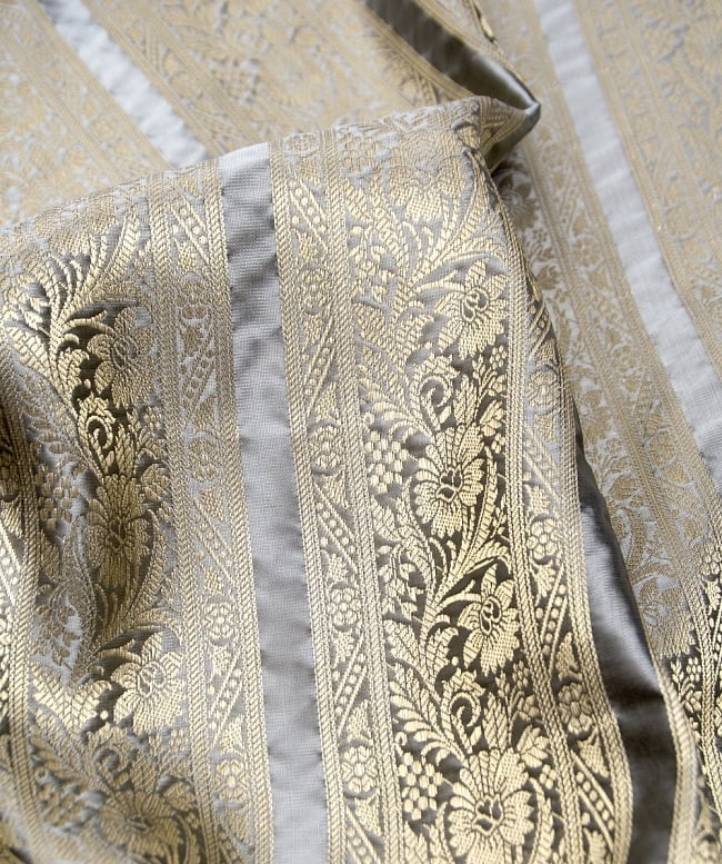 〔1m切り売り〕インドの伝統模様布〔103cm〕 - グレー系 2 - 拡大写真です。独特な雰囲気があります。