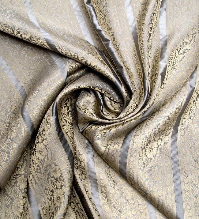 〔1m単位切り売り〕インドの伝統模様布〔103cm〕 - グレー系 3 - 布をくるりと渦のようにしてみたところです。