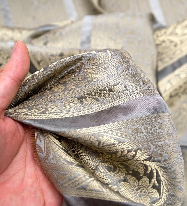 〔1m切り売り〕インドの伝統模様布〔103cm〕 - グレー系 5 - このような感じの生地になります。手芸からデコレーション用の布などなど、色々な用途にご使用いただけます！