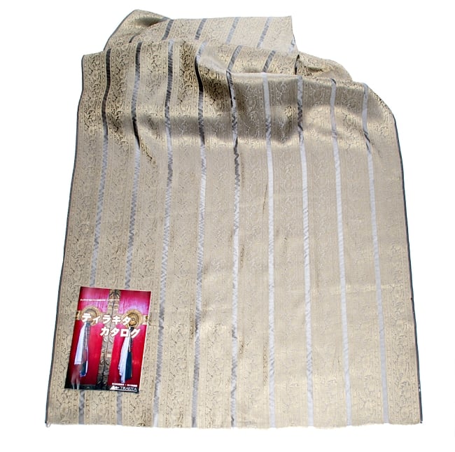 〔1m切り売り〕インドの伝統模様布〔103cm〕 - グレー系 6 - 布を広げてみたところです。横幅もしっかり大きなサイズ。布の上に置かれているのはサイズ比較用の当店A4サイズカタログです。