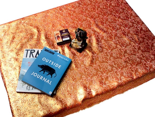 〔1m単位切り売り〕インドの伝統模様布〔103cm〕 - グレー系 8 - 手芸はもちろん、このようにテーブルクロスなどにしてみたり、アイデア次第で使えます！