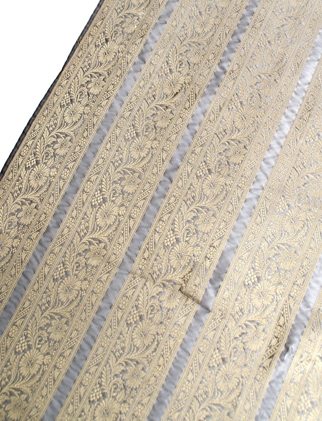 〔1m切り売り〕インドの伝統模様布〔103cm〕 - グレー系の写真1枚目です。インドからやってきた切り売り布です。切り売り,計り売り布,布 生地,アジア布,手芸,生地,アジアン,ファブリック,テーブルクロス,ソファーカバー