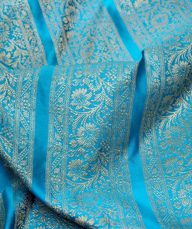 〔1m単位切り売り〕インドの伝統模様布〔110cm〕 - 水色系 2 - 拡大写真です。独特な雰囲気があります。