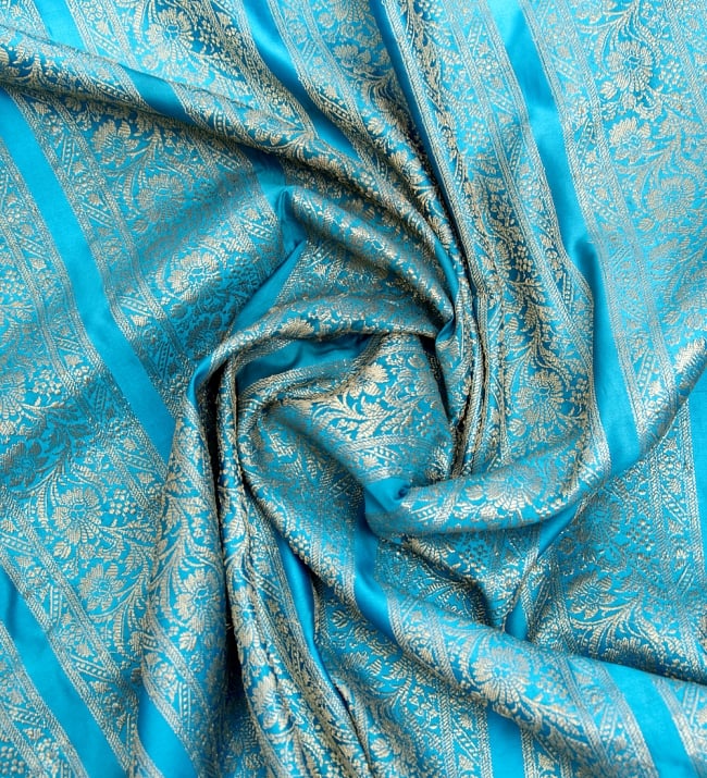 〔1m単位切り売り〕インドの伝統模様布〔110cm〕 - 水色系 3 - 布をくるりと渦のようにしてみたところです。