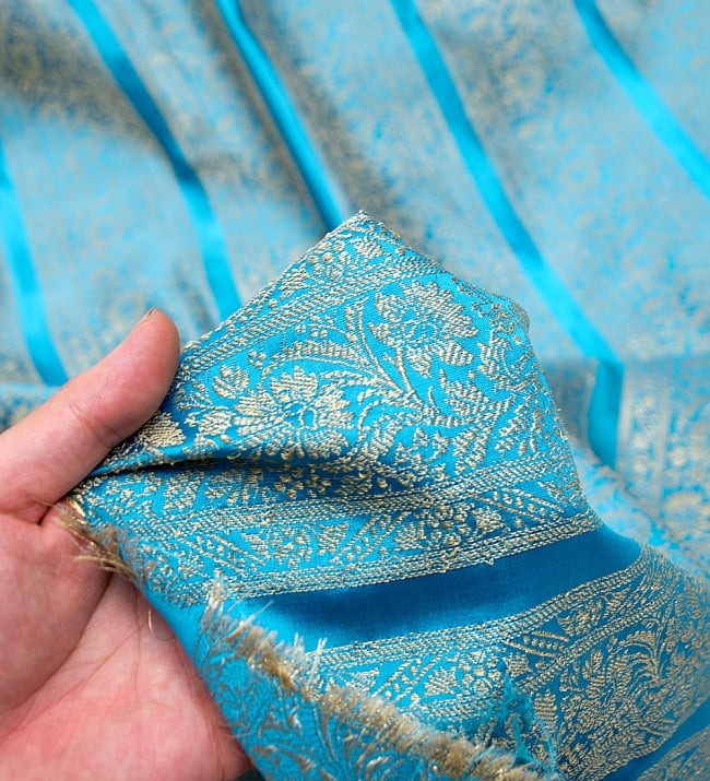 〔1m切り売り〕インドの伝統模様布〔110cm〕 - 水色系 5 - このような感じの生地になります。手芸からデコレーション用の布などなど、色々な用途にご使用いただけます！