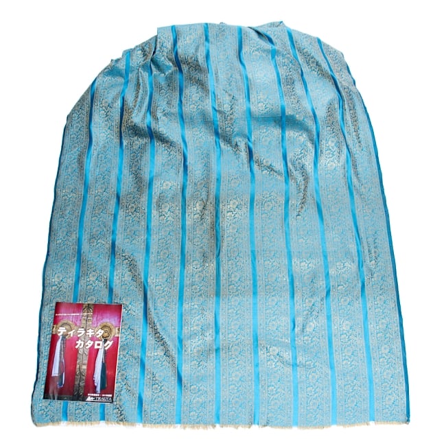 〔1m単位切り売り〕インドの伝統模様布〔110cm〕 - 水色系 6 - 布を広げてみたところです。横幅もしっかり大きなサイズ。布の上に置かれているのはサイズ比較用の当店A4サイズカタログです。