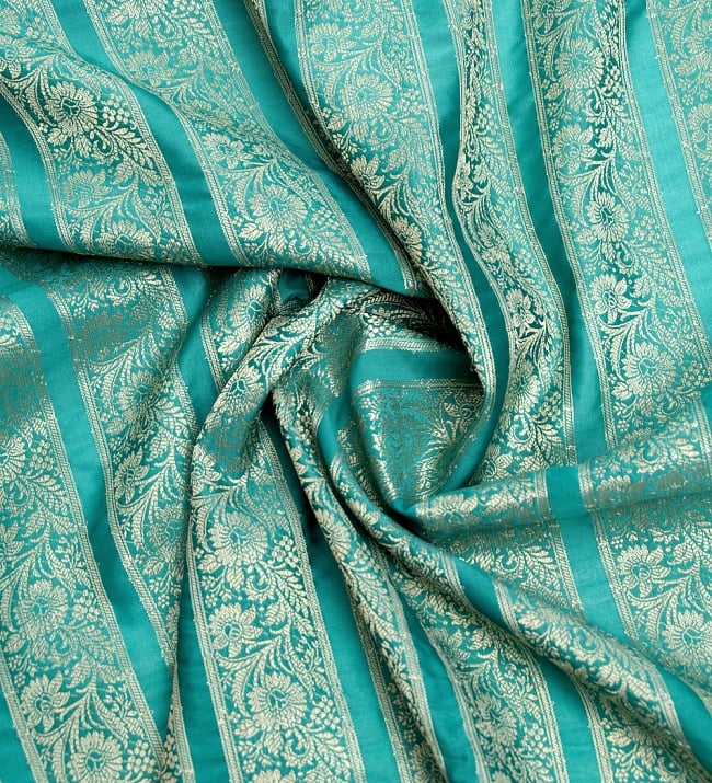 〔1m切り売り〕インドの伝統模様布〔106cm〕 - 青緑系 3 - 布をくるりと渦のようにしてみたところです。