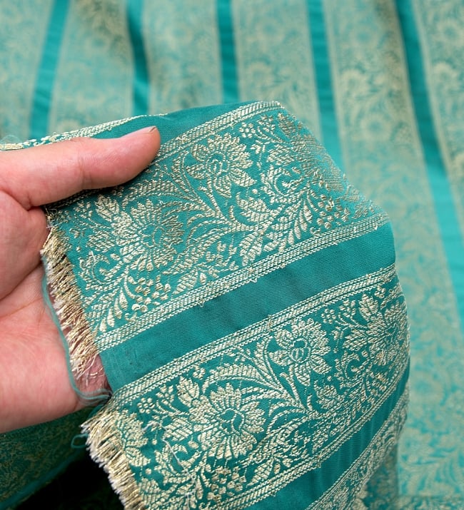 〔1m切り売り〕インドの伝統模様布〔106cm〕 - 青緑系 5 - このような感じの生地になります。手芸からデコレーション用の布などなど、色々な用途にご使用いただけます！