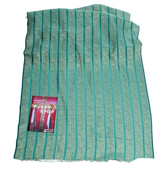 〔1m切り売り〕インドの伝統模様布〔106cm〕 - 青緑系 6 - 布を広げてみたところです。横幅もしっかり大きなサイズ。布の上に置かれているのはサイズ比較用の当店A4サイズカタログです。