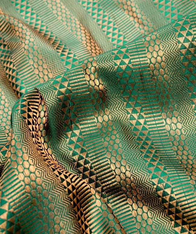 〔1m切り売り〕インドの伝統模様布〔112cm〕 - 緑×ゴールド系 2 - 拡大写真です。独特な雰囲気があります。