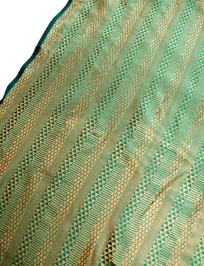 〔1m切り売り〕インドの伝統模様布〔112cm〕 - 緑×ゴールド系の写真1枚目です。インドからやってきた切り売り布です。切り売り,計り売り布,布 生地,アジア布,手芸,生地,アジアン,ファブリック,テーブルクロス,ソファーカバー
