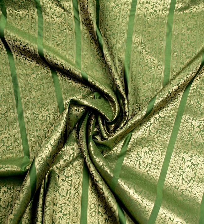 〔1m切り売り〕インドの伝統模様布〔111cm〕 - 緑系 3 - 布をくるりと渦のようにしてみたところです。