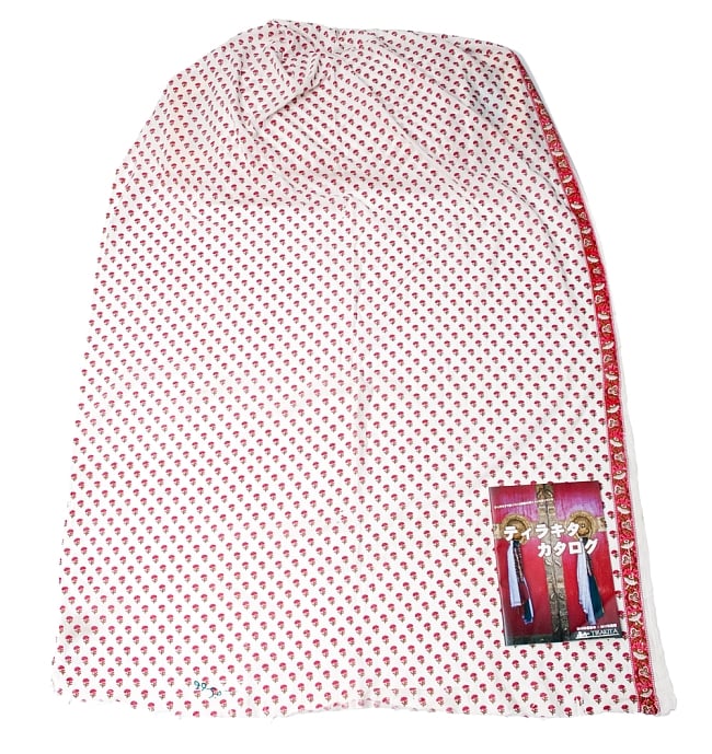 〔1m単位切り売り〕インドの伝統模様 セリグラフィープリント布〔109cm〕 2 - 布を広げてみたところです。横幅もしっかり大きなサイズ。布の上に置かれているのはサイズ比較用の当店A4サイズカタログです。