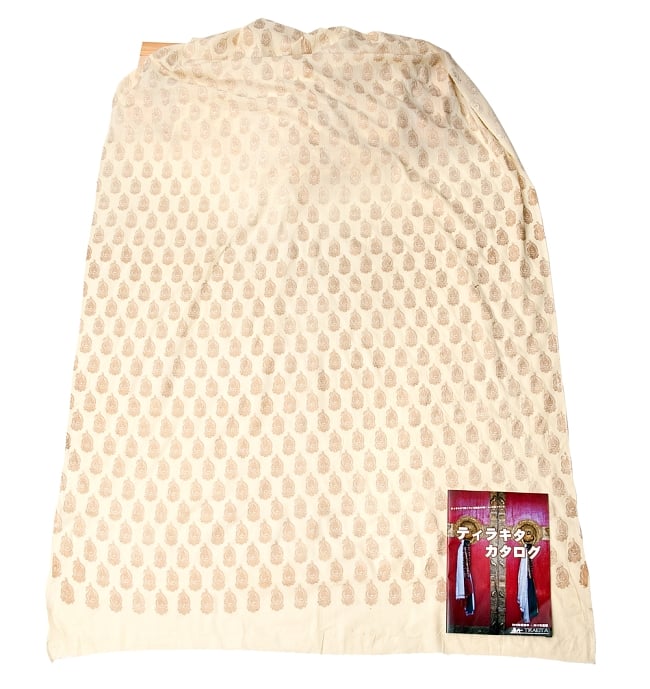 〔1m単位切り売り〕インドの伝統模様 セリグラフィープリント布〔109cm〕 2 - 布を広げてみたところです。横幅もしっかり大きなサイズ。布の上に置かれているのはサイズ比較用の当店A4サイズカタログです。