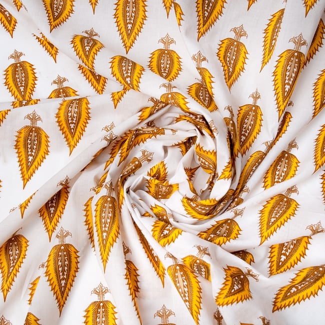 〔1m切り売り〕インドの伝統模様 セリグラフィープリント布〔110cm〕 4 - 布をくるりと渦のようにしてみたところです。