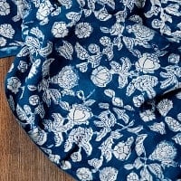 〔90cm切り売り〕インディゴブルーの伝統泥染め布 - 更紗柄〔幅約109cm〕の商品写真