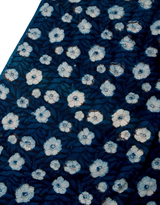 〔90cm切り売り〕インディゴブルーの伝統泥染め布 - 花柄〔幅約109cm〕 3 - 拡大写真です。ハンドメイドだからこその雰囲気があります。