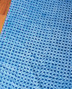 〔90cm切り売り〕インディゴブルーの伝統泥染め布 - 波柄〔幅約109cm〕 - サブ3