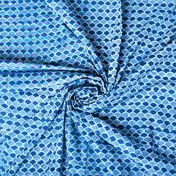 〔90cm切り売り〕インディゴブルーの伝統泥染め布 - 波柄〔幅約109cm〕 - サブ4