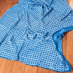 〔90cm切り売り〕インディゴブルーの伝統泥染め布 - 波柄〔幅約109cm〕