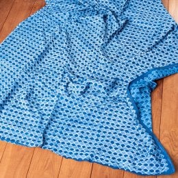 〔90cm切り売り〕インディゴブルーの伝統泥染め布 - 波柄〔幅約109cm〕