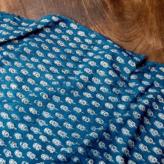 〔90cm切り売り〕インディゴブルーの伝統泥染め布 - ボタニカル柄〔幅約108cm〕の写真1枚目です。インディゴブルーの美しい、伝統的な泥染めの切り売り布です。藍染め,インディゴ,ウッドブロック,切り売り,アジア布 量り売り,手芸,裁縫,生地,アジアン,ファブリック