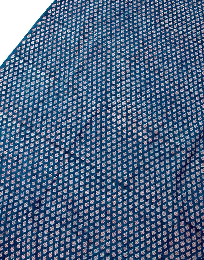 〔90cm切り売り〕インディゴブルーの伝統泥染め布 - ボタニカル柄〔幅約111cm〕 3 - 拡大写真です。ハンドメイドだからこその雰囲気があります。