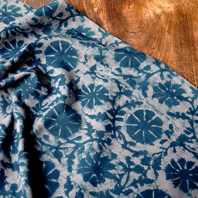 〔90cm切り売り〕インディゴブルーの伝統泥染め布 -  更紗柄〔幅約111cm〕の写真1枚目です。インディゴブルーの美しい、伝統的な泥染めの切り売り布です。藍染め,インディゴ,ウッドブロック,切り売り,アジア布 量り売り,手芸,裁縫,生地,アジアン,ファブリック
