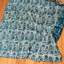 〔90cm切り売り〕インディゴとナスパルの伝統泥染め布  深緑 -  更紗柄〔幅約110cm〕